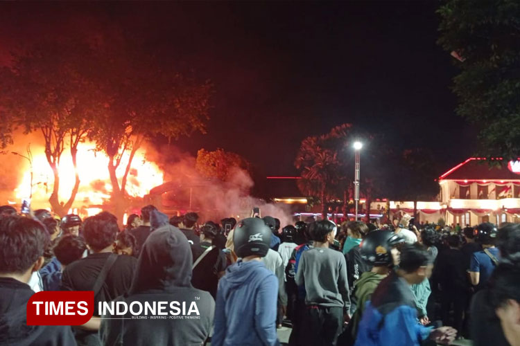 Chaos di Gedung Negara Grahadi: Massa Serbu Gedung dan Bakar Ruang Wagub Emil