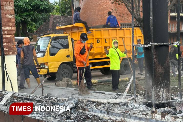 Pasca Ricuh di Mapolda DIY, Petugas dan Warga Lakukan Pembersihan Massal