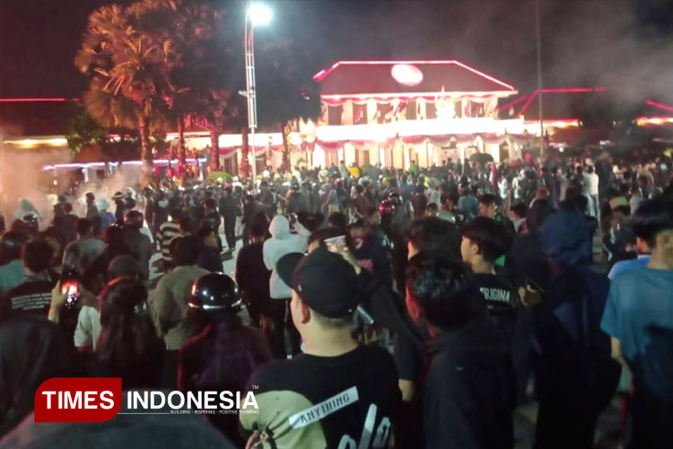 Massa-Aksi-bakar-Gedung-Negara-Grahadi-Surabaya-2.jpg