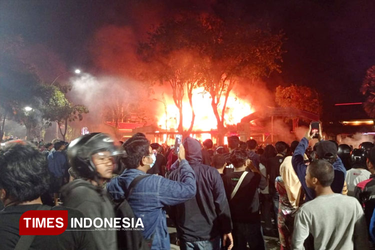 Gedung Negara Grahadi Tetap Dibobol dan Dibakar Massa Meski Gubernur Khofifah Sudah Beri Penjelasan