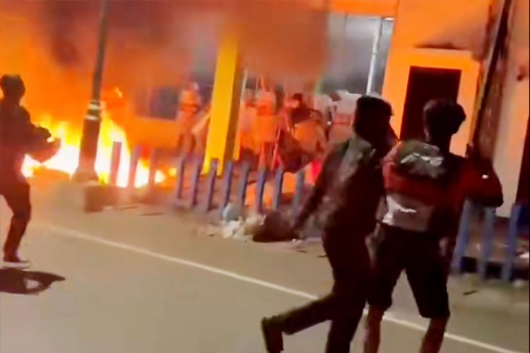 Demo Ricuh di Surabaya Merembet ke Sidoarjo, Pos Polisi Waru Ikut Dibakar