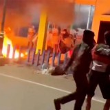 Demo Ricuh di Surabaya Merembet ke Sidoarjo, Pos Polisi Waru Ikut Dibakar