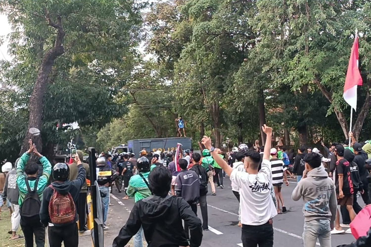 Situasi Demo di Bali Memanas, Polisi Tembakan Gas Air Mata