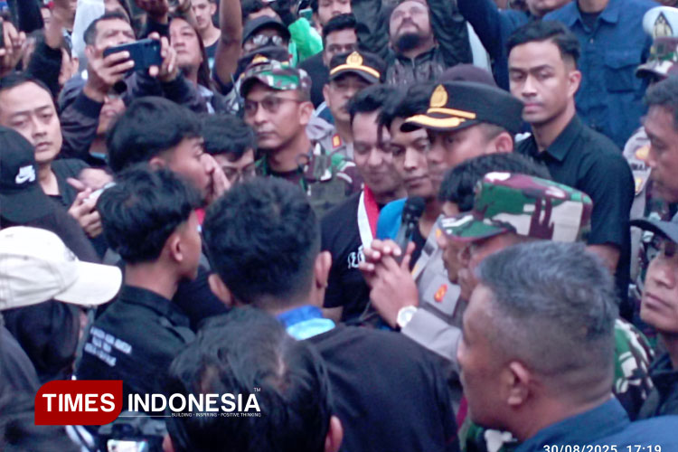 Orasi-perwakilan-mahasiswa-dalam-aksi-bersama-2.jpg