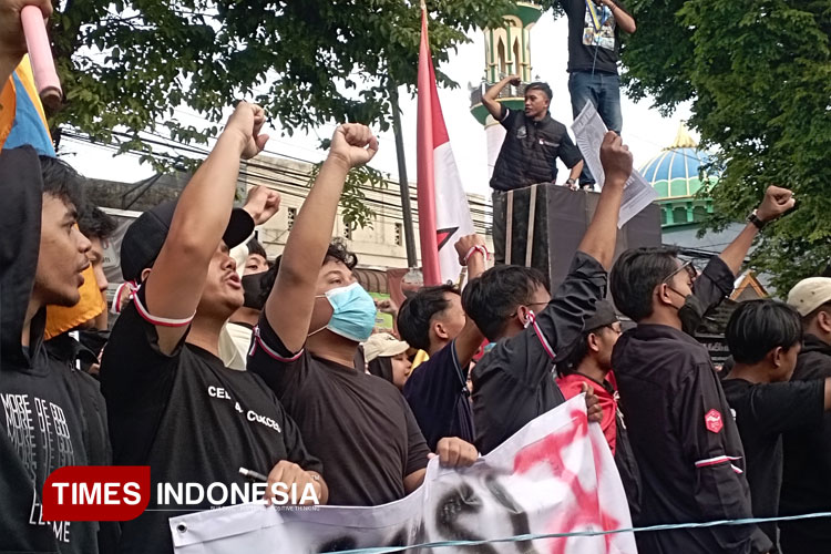 Orasi-perwakilan-mahasiswa-dalam-aksi-bersama-3.jpg