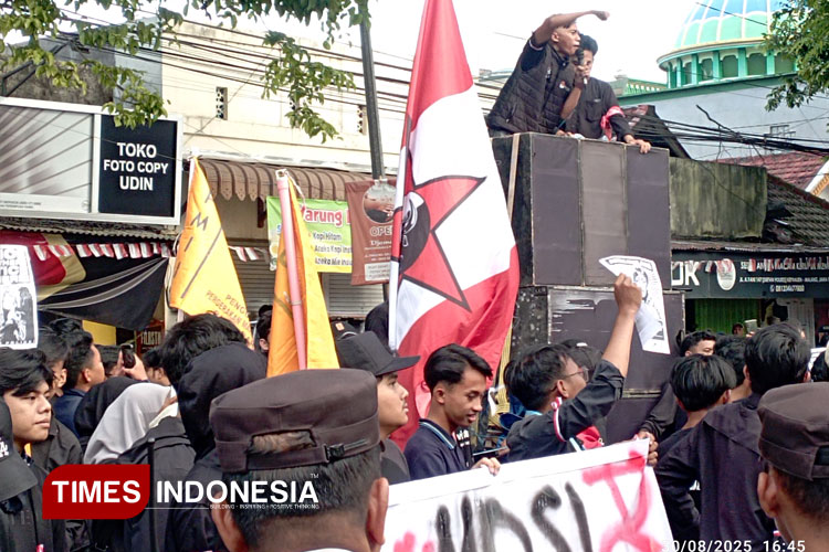 Elemen Mahasiswa Aksi ke Polres Malang, Mosi Tak Percaya dan Tuntut Kapolri Dicopot