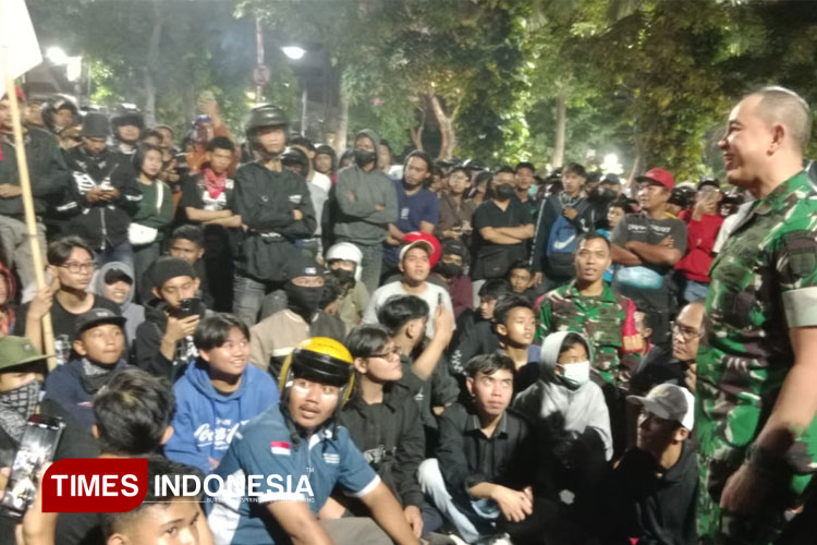 Pangdam V Brawijaya Mayjen TNI Rudy Saladin saat menemui massa aksi di depan Gedung Grahadi Surabaya (FOTO; TIMES Indonesia/Rudi Mulya)