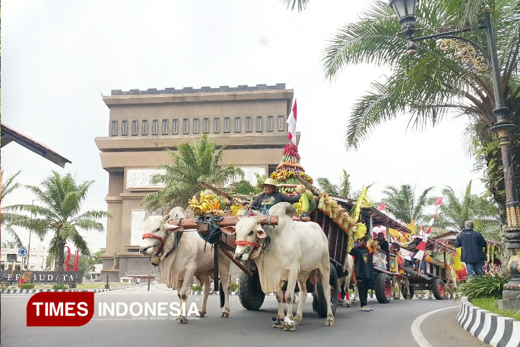 Peserta Parade Cikar di Kabupaten Kediri melintas di Monumen SLG (foto :Yobby/TIMES Indonesia)
