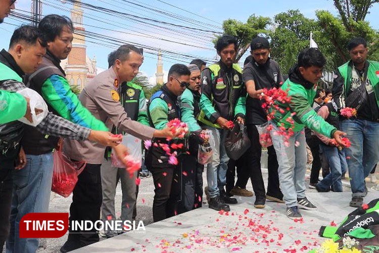 Aksi Damai, Ratusan Ojol dan Polres Majalengka Gelar Tabur Bunga untuk Affan