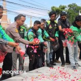 Aksi Damai, Ratusan Ojol dan Polres Majalengka Gelar Tabur Bunga untuk Affan