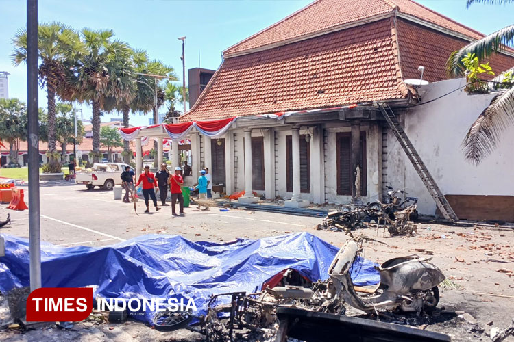 Surabaya Pasca Demo, Beberapa Fasilitas Umum Rusak dan Pos Polisi Hangus Terbakar
