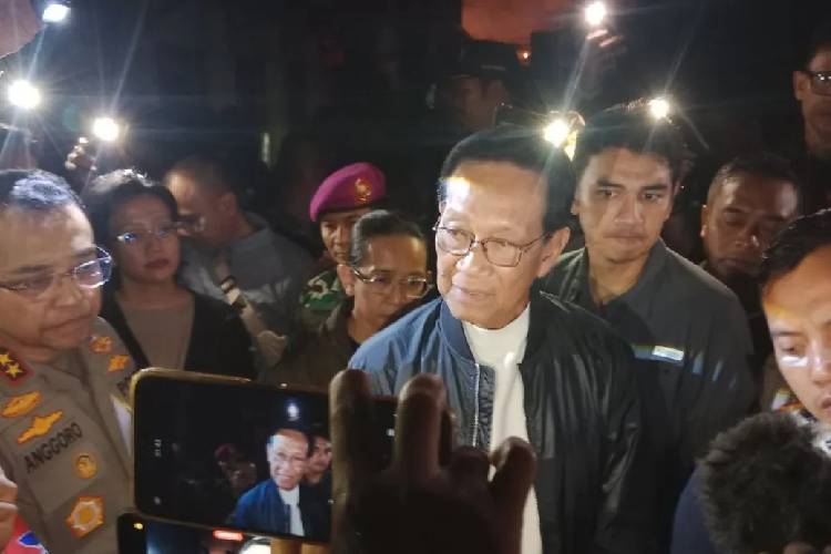 Sultan HB X Turun ke Jalan, Temui Massa Demo di Polda DIY