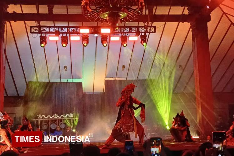 Tari Topeng Malangan yang ditampilkan dalam acara Pagelaran Lentera Panji di Taman Krida Budaya, Kota Malang, Jumat (29/8/2025) malam. (foto: Nayla Tabriza Ramadhani/TIMES Indonesia)
