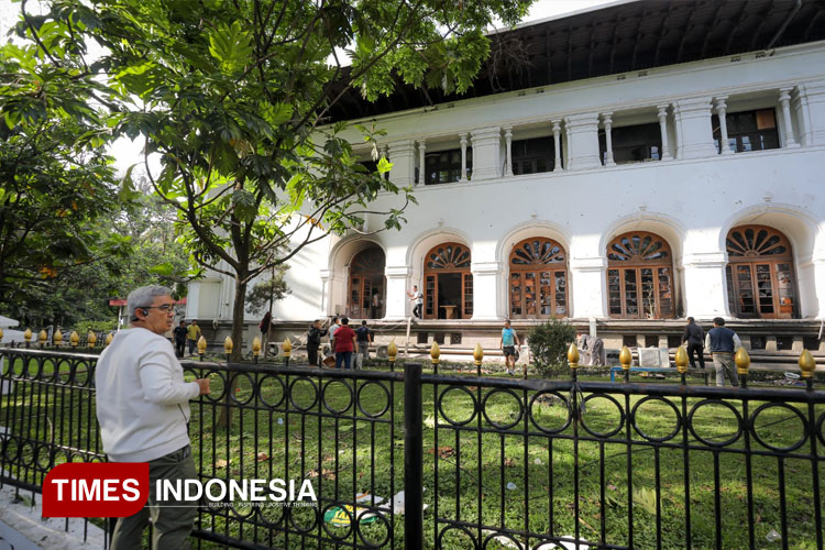 Walikota Bandung sedang memsupervisi pembenahan bangunan yang terkena dampak demonstrasi mahasiswa 29 Agustus 2025 (Dok. Humas Bandung)