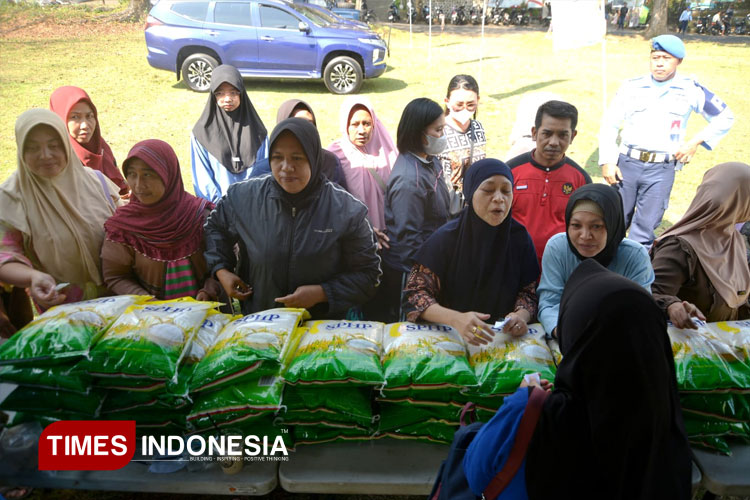 Warga-mengantri-beras-2.jpg