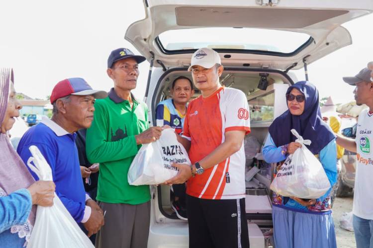Bupati Lamongan Yuhronur Efendi saat menyerahkan bahan pokok yang dibeli warga usai melaksanakan zoom bersama Presiden RI Prabowo Subianto, Sabtu (30/8/2025) Foto : Humas Pemkab Lamongan for TIMES Indonesia)