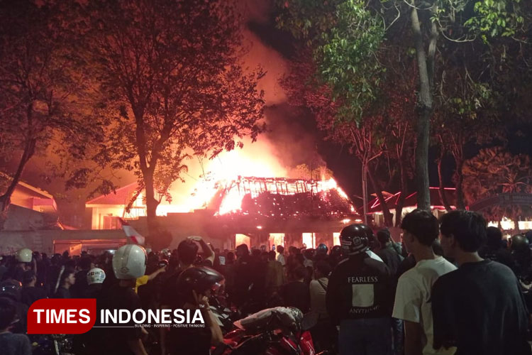 Demo Ricuh Surabaya, Gedung Ruang Dinas Wagub Jatim Emil Dardak Dibakar Massa