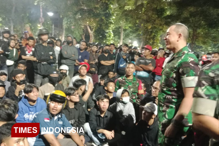 Meski Sudah Ditemui Khofifah dan Pangdam V Brawijaya, Massa Demo Bakar Gedung Negara Grahadi Barat