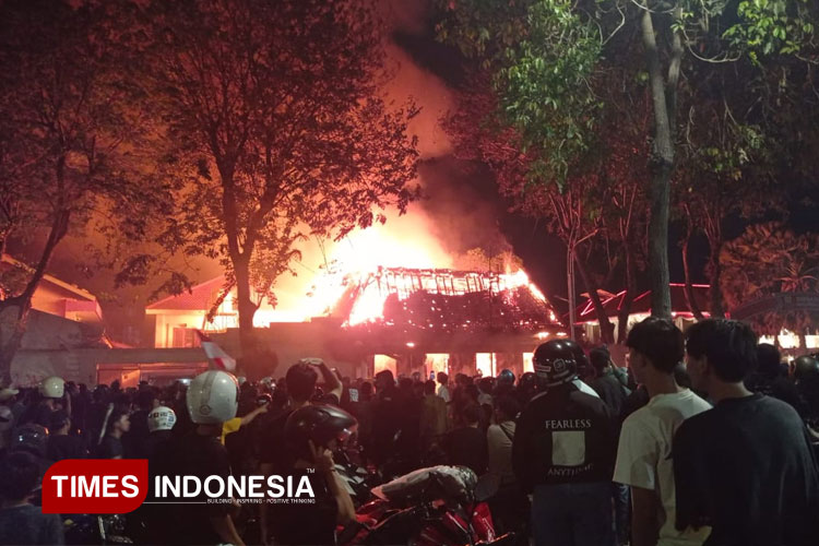 Gedung Negara Grahadi, Surabaya, Sabtu (30/8/2025) malam dibakar massa (FOTO: Rudi Mulya/TIMES Indonesia)