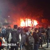 Pasca Dialog, Aksi Massa di Gedung Negara Grahadi Memanas: Bagian Gedung Negara Terbakar akibat Molotov