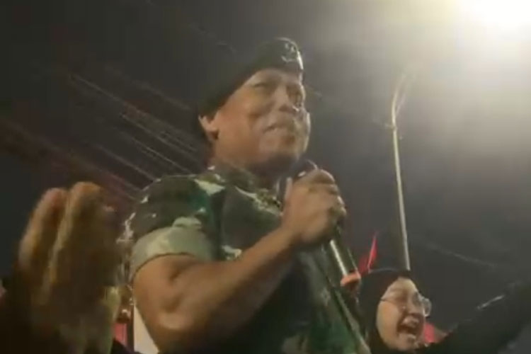 Datangi Pendemo di Malang, Pangdivif 2 Kostrad Disambut Hangat Ojol