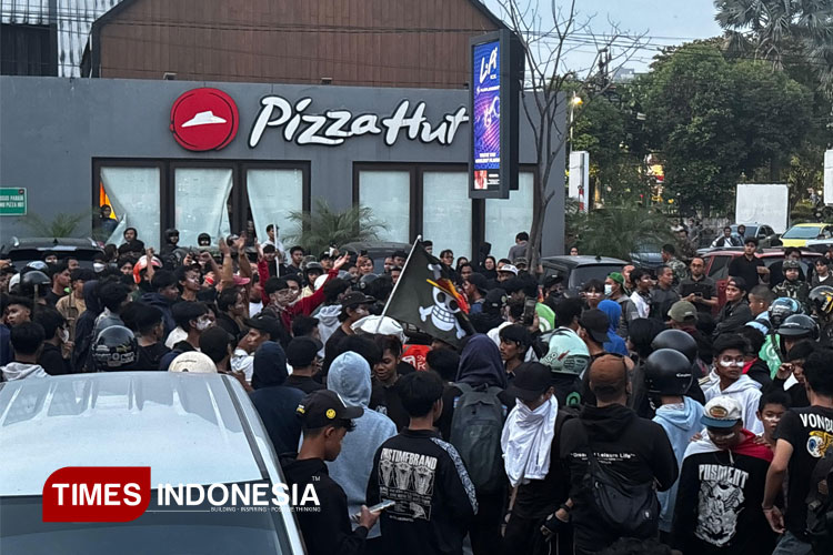 Aksi Massa di Surabaya Memanas, TNI Turun Amankan Situasi Saat Bentrokan