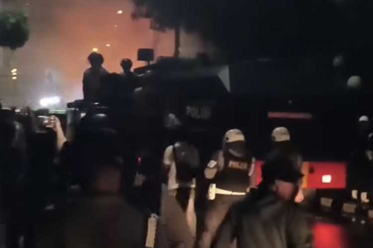 Demonstrasi Ricuh, Massa Coba Masuk Gedung DPR Malam Ini