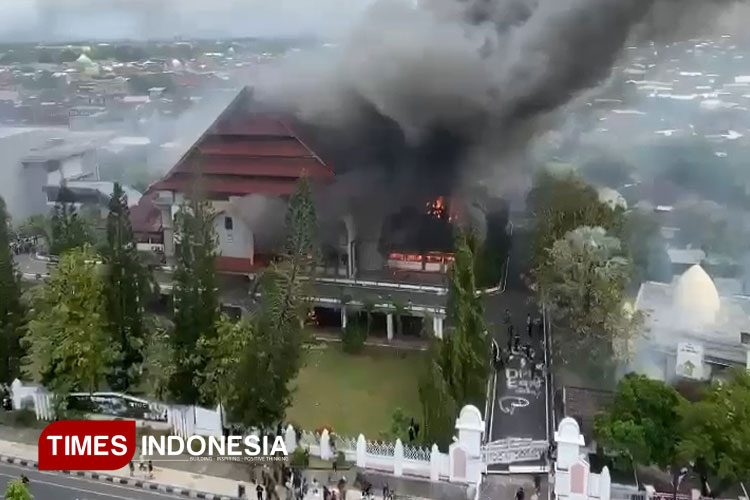 Api terlihat membakar gedung DPRD NTB, Sabtu (30/8/2025). Massa aksi demonstrasi di Mataram NTB juga merusak gedung Polda NTB. (Foto: Hery Mahardika/TIMES Indonesia)