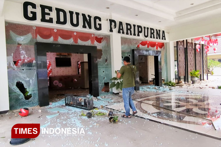 Massa Aksi Jebol Gerbang Gedung DPRD Kota Madiun