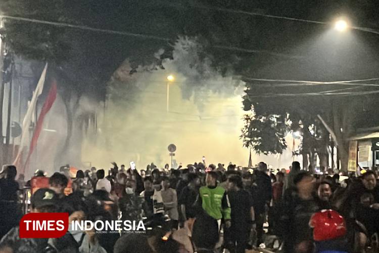 massa-aksi-demo-depan-Polresta-Malang-Kota-c.jpg