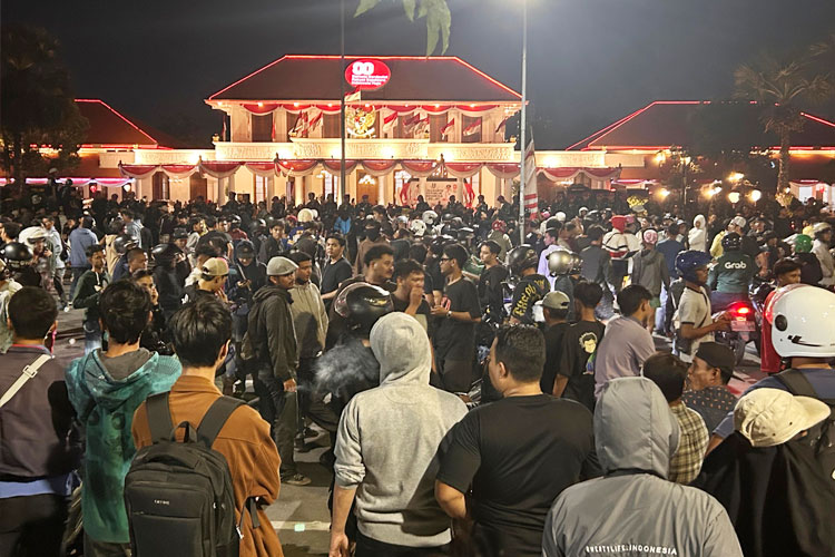 menemui-pendemo-di-depan-gedung-Grahadi-Surabaya-2.jpg