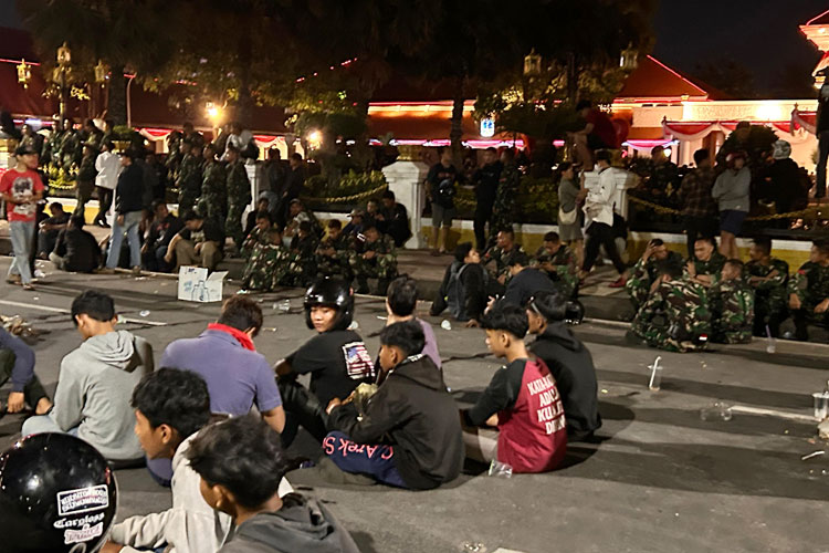 menemui-pendemo-di-depan-gedung-Grahadi-Surabaya-3.jpg