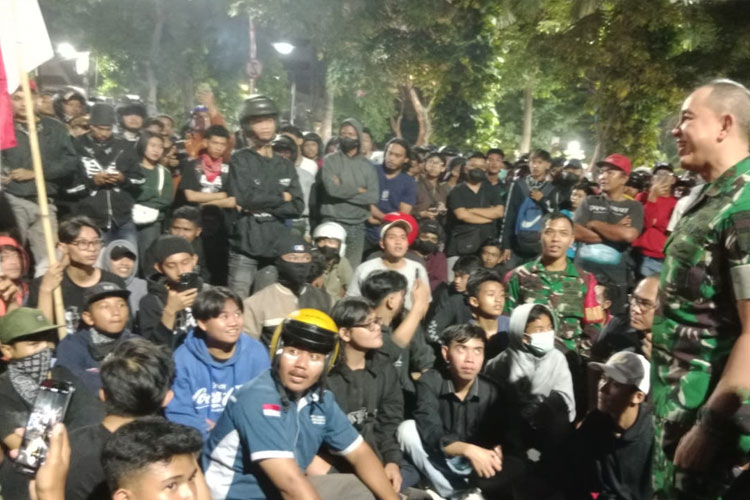 TNI Siaga di Gedung Grahadi Surabaya, Gubernur Jatim dan Pangdam V Brawijaya Temui Massa Aksi