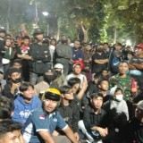 TNI Siaga di Gedung Grahadi Surabaya, Gubernur Jatim dan Pangdam V Brawijaya Temui Massa Aksi
