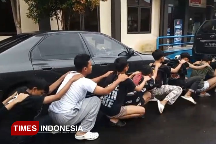 Para terduga pelaku perusakan Gedung DPRD Kota Banjar saat diamankan polisi. (Foto: Susi/TIMES Indonesia)