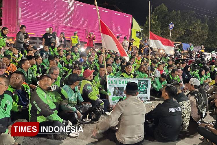 ratusan-driver-ojol-di-depan-Polresta-Banyuwangi-b.jpg