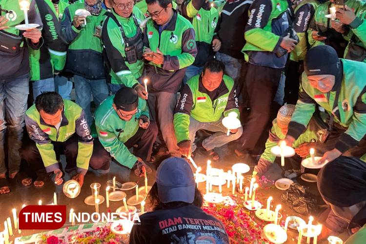 Aksi Solidaritas Untuk Affan, Ratusan Driver Ojol Nyalakan Lilin hingga Doa Bersama di Mapolresta Banyuwangi