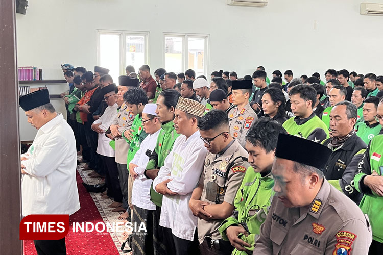 Pelaksanaan shalat gaib dan doa untuk Affan Kurniawan yang dilangsungkan oleh Polresta Malang Kota dan driver ojol. (Foto: Rizky Kurniawan Pratama/TIMES Indonesia)