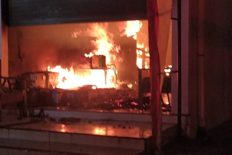 Korsleting Listrik Sebabkan Toko Aki dan Warung Seblak di Banyuwangi Ludes Terbakar