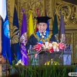 Rektor Unesa Ingatkan Wisudawan Tanggung Jawab Moral untuk Masyarakat
