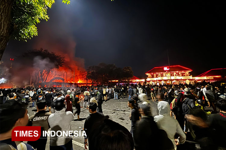 Gedung Grahadi sebelah barat terbakar saat aksi demontrasi, Sabtu (30/8/2025) malam. (Foto: Zisti Shinta/TIMES Indonesia)