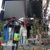 Usai Kerusuhan 30 Agustus, Driver Ojol di Surabaya Bersihkan Puing-puing