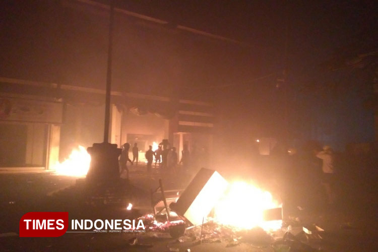 Kerusuhan di Wilayah Kediri: Mapolres Kediri Kota, 2 Gedung DPRD  Kantor Pemkab Kediri , Museum dan Kantor Samsat Rusak Berat
