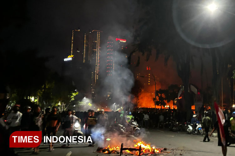 Demonstrasi-di-Grahadi-Surabaya.jpg