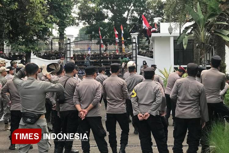Demontrasi Koalisi Rakyat Cianjur di depan Gedung DPRD, Jalan KH Abdullah bin Nuh berlangsung ricuh. (FOTO: Wan/TIMES Indonesia)