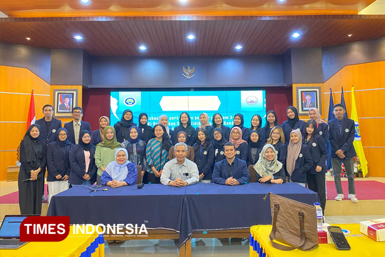 Sesi foto bersama mahasiswa program 3+1 bersama para dosen dan pejabat FS UM. (Foto: Raida Zharfa Amalia/TIMES Indonesia)