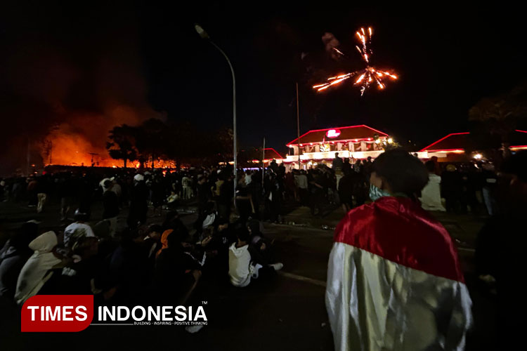 Kericuhan massa di Surabaya, tampak ledakan petasan dan api membakar sisi barat Gedung Grahadi hingga merembet ke ruang kerja Wakil Gubernur Jawa Timur, Sabtu (30/8/2025) malam (FOTO: Shinta/TIMES Indonesia)