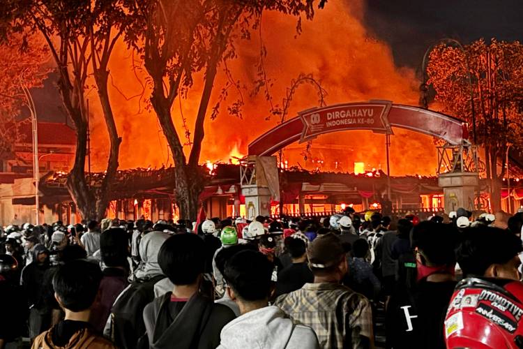 Gedung Negara Grahadi Surabaya dibakar massa demonstrasi, Sabtu (30/8/2025) malam. (FOTO: Dok. TIMES Indonesia)