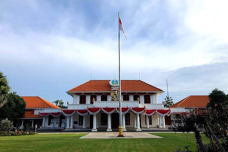 Sejarah Gedung Grahadi: Dari Tempat Peristirahatan VOC Hingga Rumah Dinas Gubernur Jatim