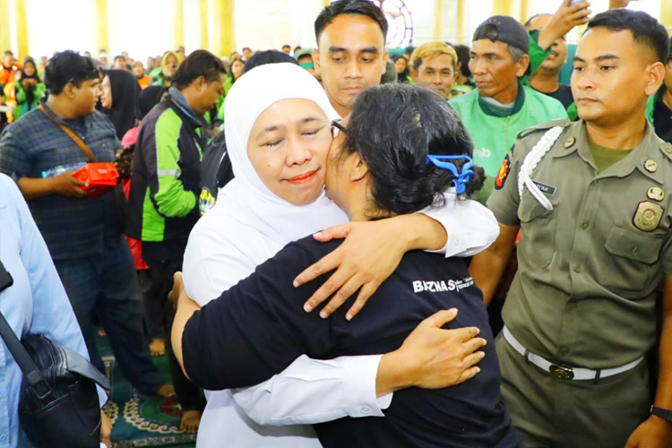 Gubernur Khofifah Gabung Ratusan Ojol, Gelar Doa Bersama dan Galang Dana untuk Affan Kurniawan